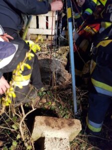 2 Personen stürzten in 17 Meter tiefen Brunnenschacht